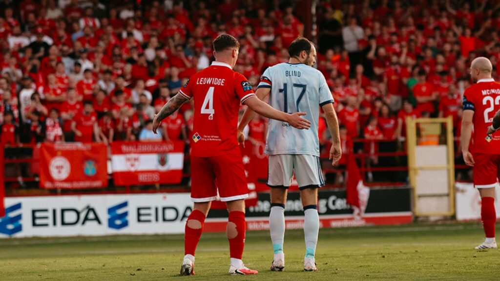 Ajax sufrió en Dublín, pero avanzó a los playoffs de la Conference League