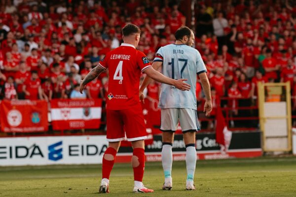 Ajax sufrió en Dublín, pero avanzó a los playoffs de la Conference League