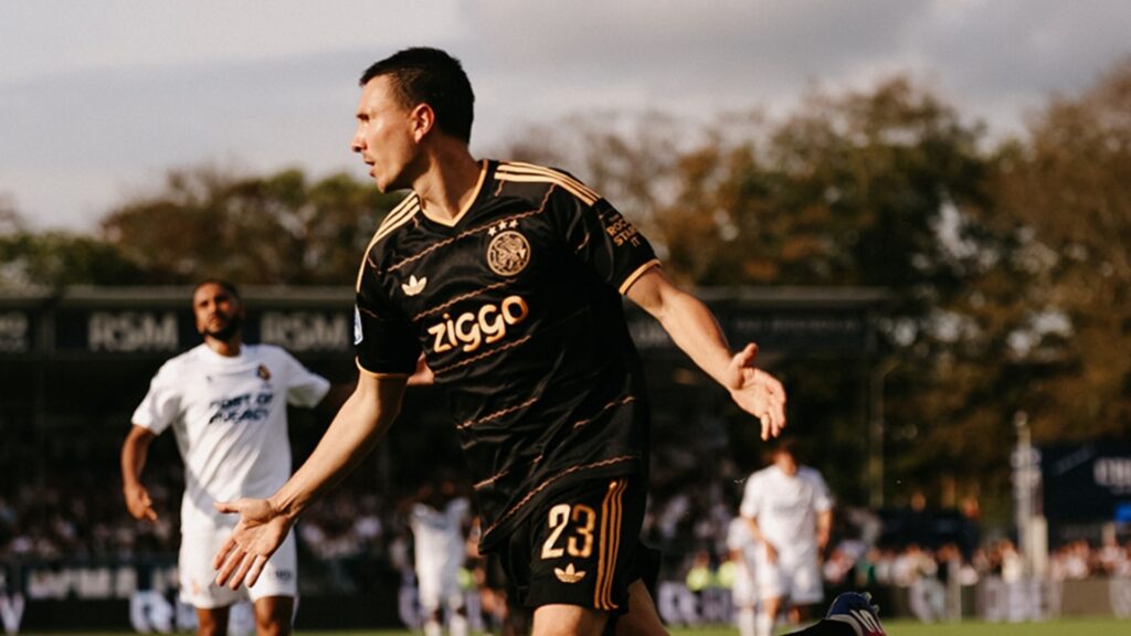 Ajax golea al Telstar y llega encendido al duelo ante PSV