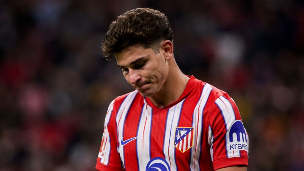 Julián Álvarez y Atlético de Madrid: una relación al límite con el Barcelona atento
