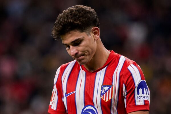 Julián Álvarez y Atlético de Madrid: una relación al límite con el Barcelona atento