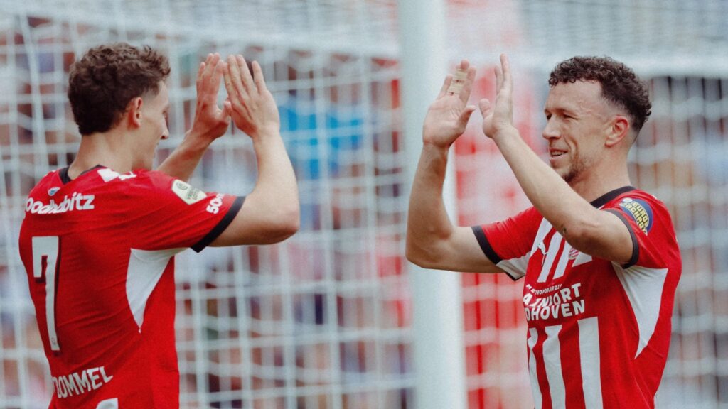 PSV despierta y golea al Groningen con un Van Bommel brillante