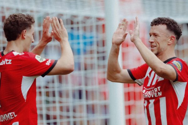 PSV despierta y golea al Groningen con un Van Bommel brillante