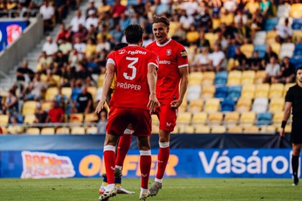 Twente sufrió en Eslovaquia, pero avanzó a los playoffs de la Conference League