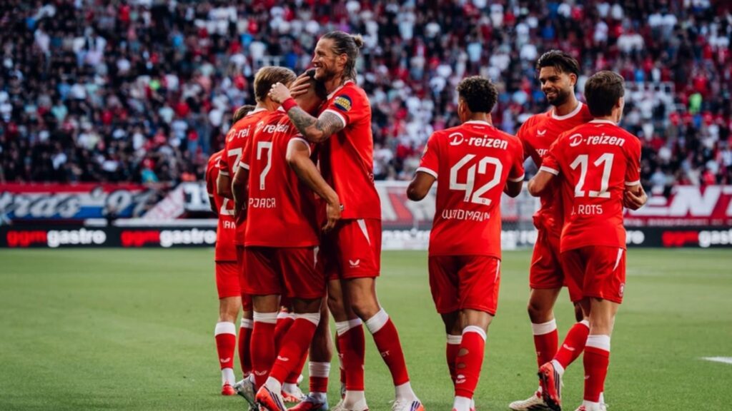 Twente aplasta 6-0 al DAC 1904 y acaricia los playoffs de la Conference League