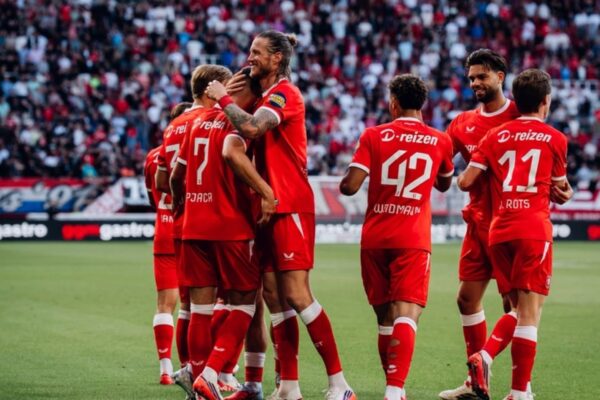 Twente aplasta 6-0 al DAC 1904 y acaricia los playoffs de la Conference League