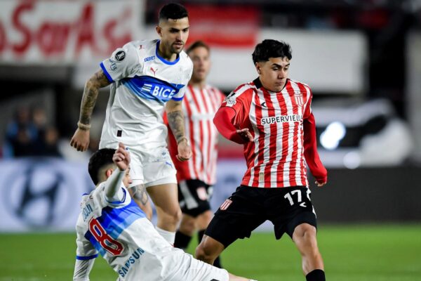 Universidad Católica rescata un valioso empate ante Estudiantes y definirá la llave en el Claro Arena