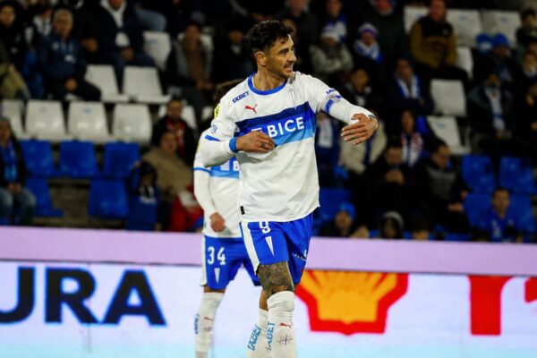 Universidad Católica vuelve al triunfo tras vencer a Cobresal en el Claro Arena