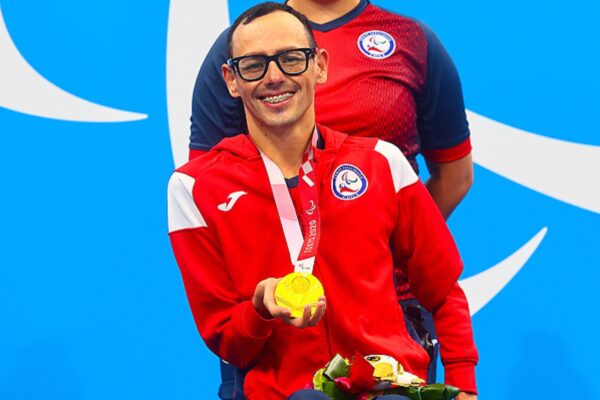 Alberto Abarza, brazadas para vencer lo imposible