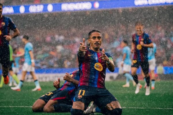 Barcelona goleó al Feyenoord en un duro estreno en la Champions League