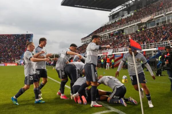 Boca se quedó con el clásico y derrotó a San Lorenzo bajo un diluvio