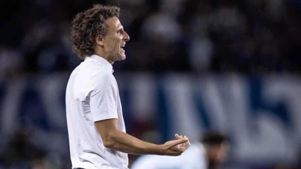 Amargo debut para Diego Forlán: Uruguay cayó ante Japón en los descuentos