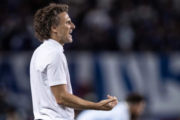 Amargo debut para Diego Forlán: Uruguay cayó ante Japón en los descuentos