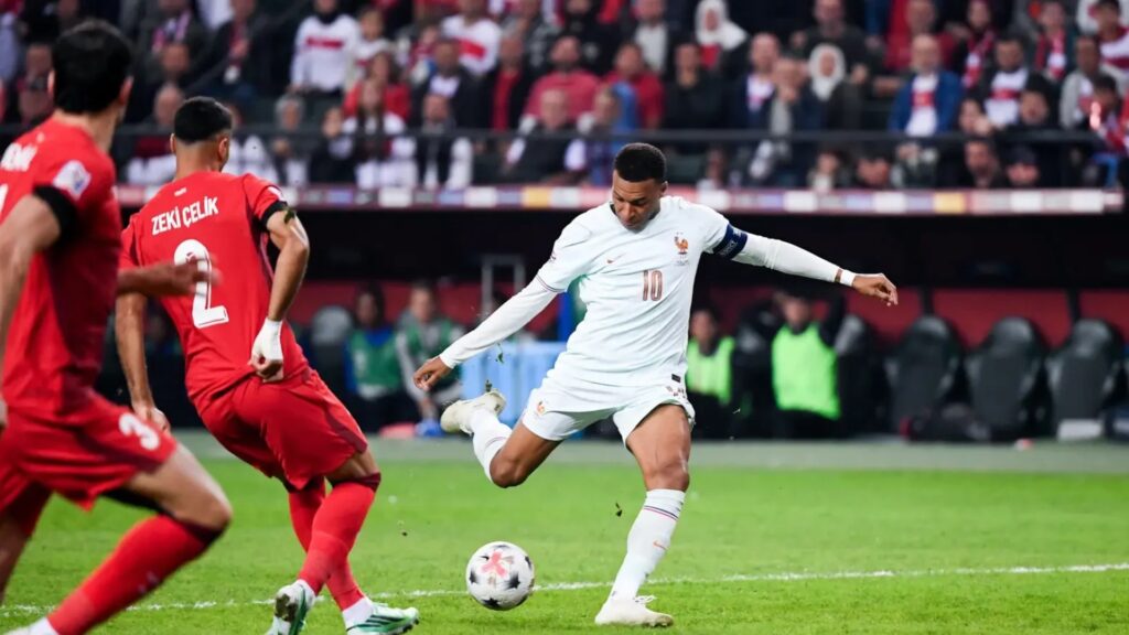 Francia debutó con un triunfo ante Turquía en la era Zidane, pero preocupa la lesión de Mbappé
