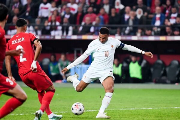 Francia debutó con un triunfo ante Turquía en la era Zidane, pero preocupa la lesión de Mbappé
