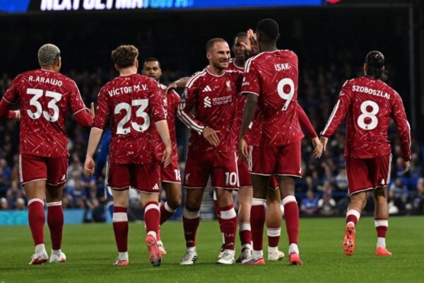 Liverpool venció al Ipswich de Marcelino Núñez con un Isak intratable