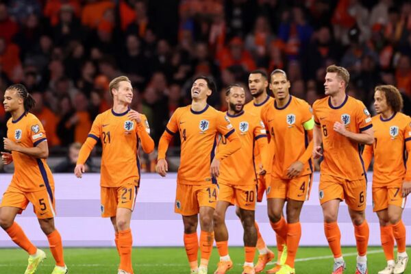 Xavi entrega su primera nómina en Países Bajos con dos debutantes y sin Memphis Depay