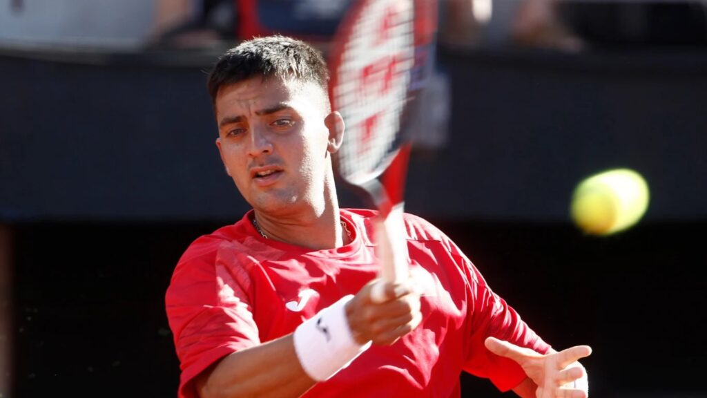 Tomás Barrios arrasa en su estreno y avanza en el Challenger de Curitiba