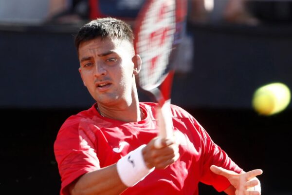 Tomás Barrios arrasa en su estreno y avanza en el Challenger de Curitiba