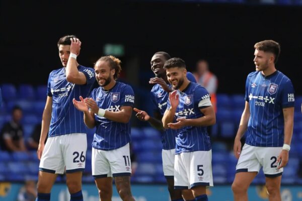 Ipswich golpeó sobre el final y derrotó al Crystal Palace en Selhurst Park