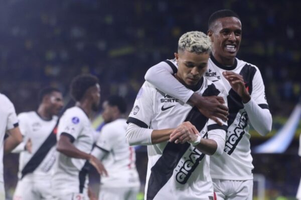Vasco golpeó a Boca en La Bombonera en una noche marcada por el polémico arbitraje de Piero Maza